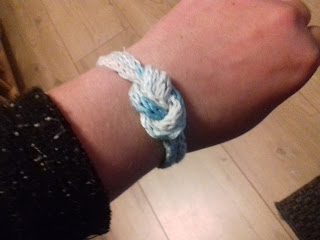 bracelet en tricotin