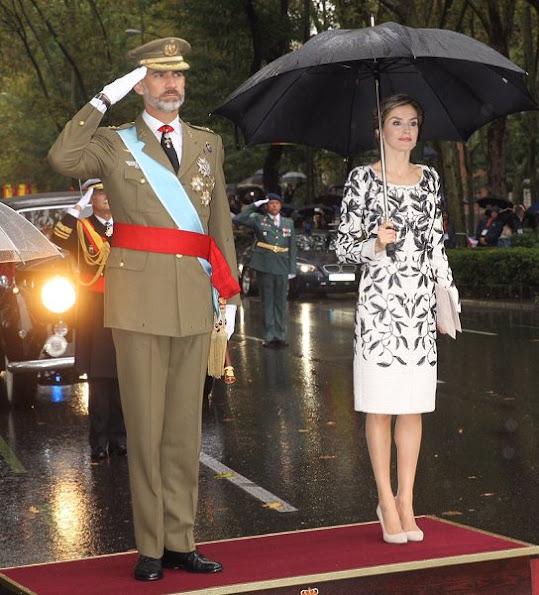 Queen Letizia wore dress,Leonor red coat earring style fashions