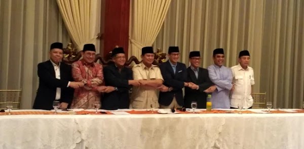 Sandiaga Bacakan Pernyataan Keprihatinan Koalisi Terhadap Pelemahan Rupiah