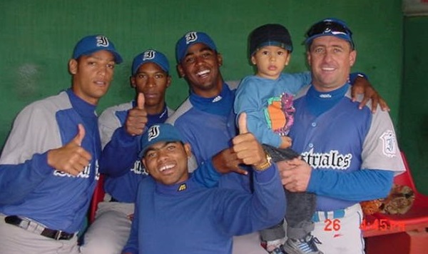 Osbeck (a la izquierda en la foto) fue eje en los triunfos de aquellos legendarios Industriales, que guiados por Rey Vicente Anglada, ganaron las temporadas 42 y 43.