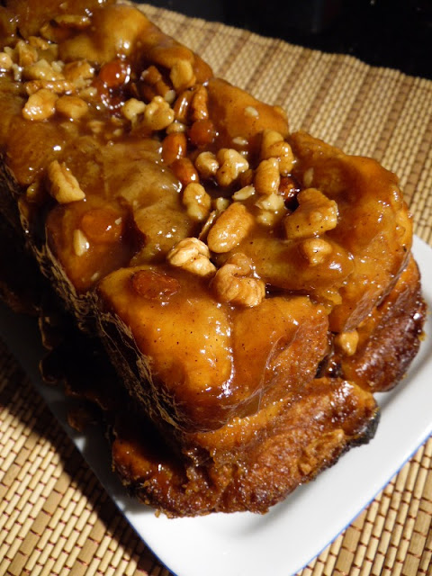 brioche délicieuse très fondante à la cannelle, noix et raisins secs avec caramel