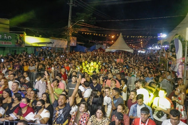 Multidão celebra os 39 anos do bairro de Mangabeira ao som de Joelma