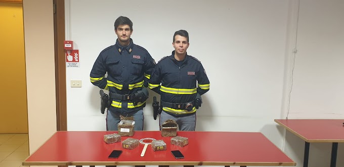 Arezzo, arrestati in A1 con 2 kg di hashish occultati in un sottofondo dell’auto