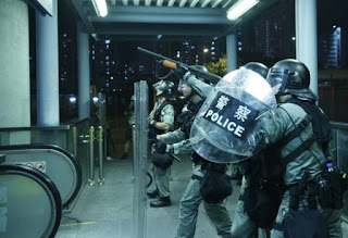 Para Polisi Anti Huru-hara Menembakan Peluru Karet Untuk Membubarkan Para Demonstran di Stasiun Yuen Long Hong Kong