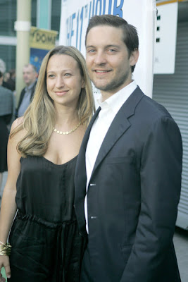 Picture of Jennifer Meyer and Tobey Maguire who held a wedding in Hawaii