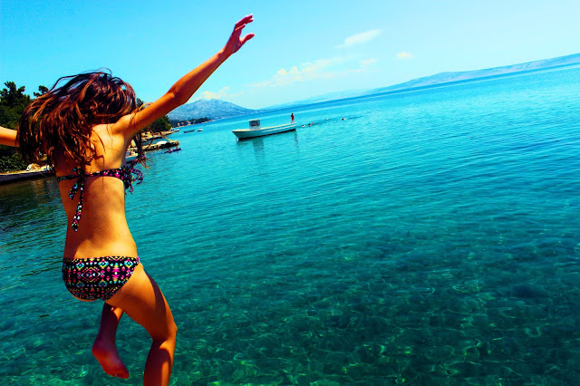 jeune fille qui plonge dans la mer - plage - beach - sun