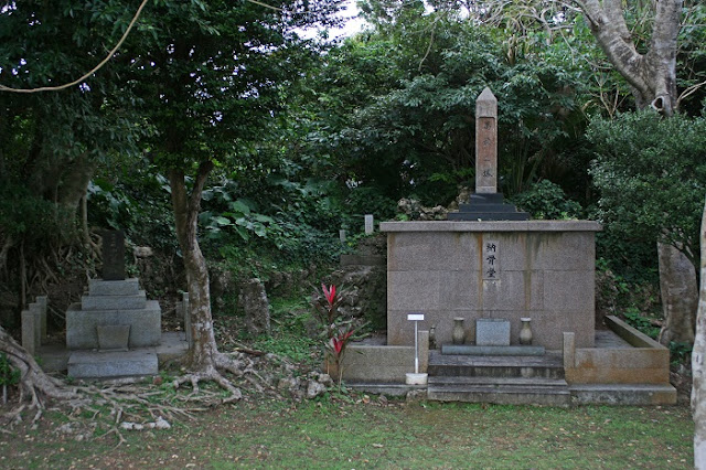 萬魂之塔と陸軍大尉中村巌之碑の写真