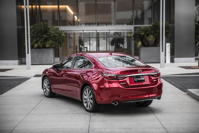 Rear 3/4 view of 2018 Mazda 6 Signature