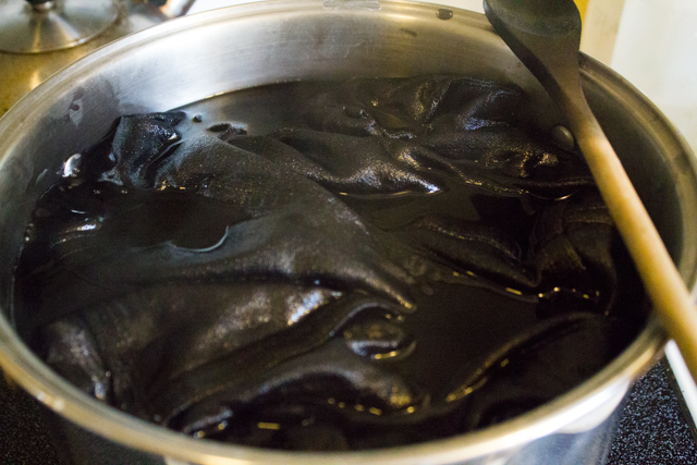 طريقة صبغ الملابس باللون الأسود