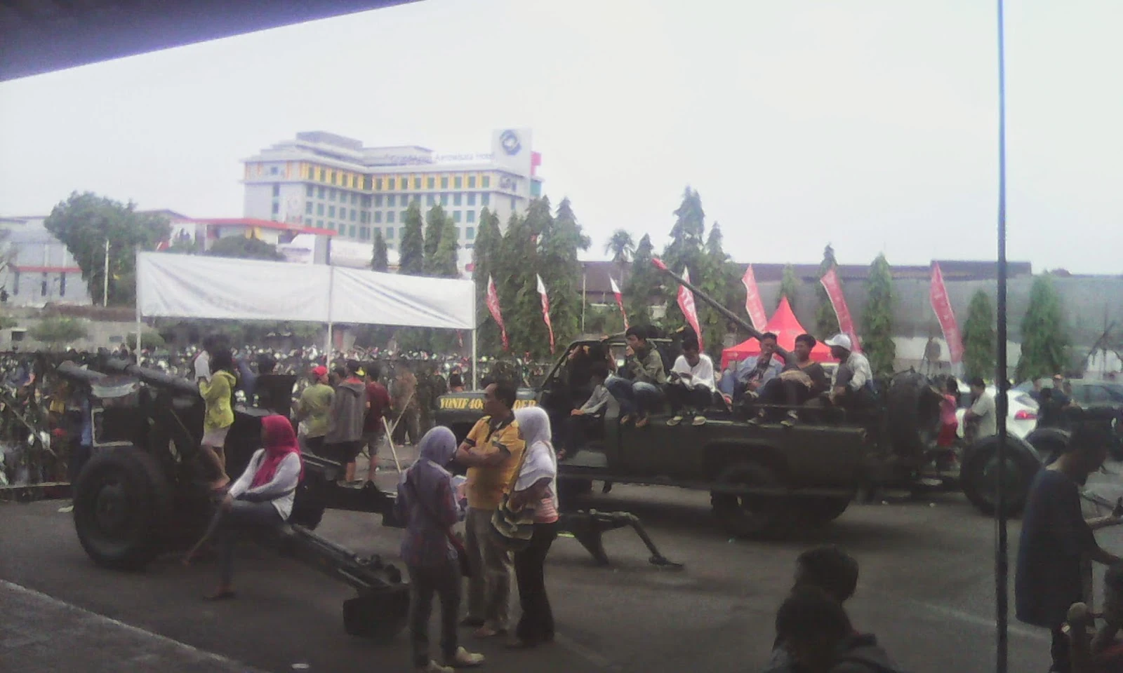 Meriam dan panser di stand militer Pekan raya Magelang 2014