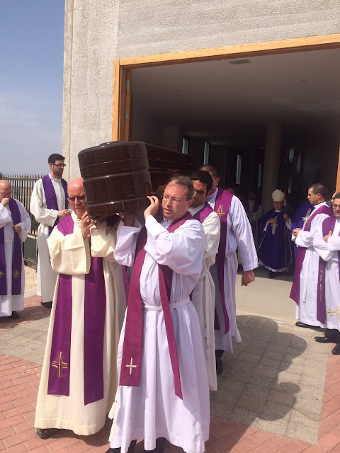 Sacerdotes llevando el féretro