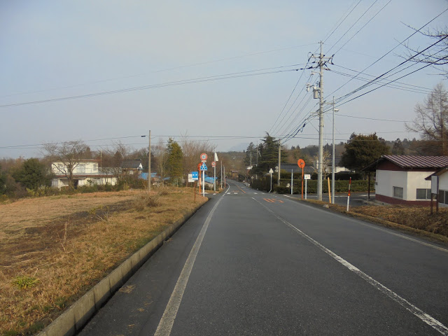 ペンション街山の手通りを振り返って見ると右側に藍野公民館があります