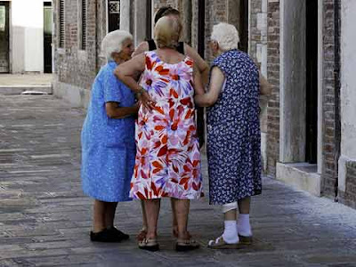 Donne anziane chiacchierano in calle a Venezia