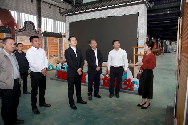 On February 17, 2024, Zhang Aijun, Secretary of the Municipal Party Committee, investigated in the Living Room (Dragon Boat Museum) of Jinli Meiliwei Town, Gaoyao. Photo by Liu Chunlin, reporter of Shirong Media Center