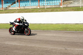 Yamaha R6 on the front straight