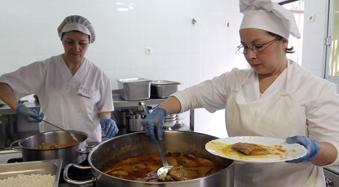 Imagen de dos personas cocinando