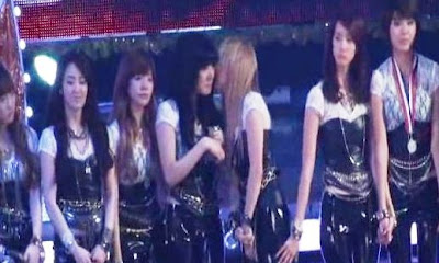 Picture/Video] Jessica gave Tiffany a kiss at Golden Disk Awards!