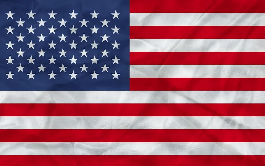 العلم او الراية للولايات المتحدة الاميريكية خلفية بيضاء مع خطوط حمراء وفي اعلى الشمال مستطيل بداخله نجوم مرتبة