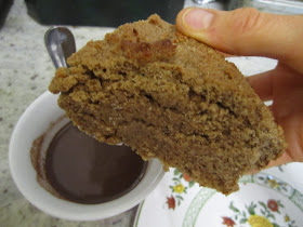 Gâteau à la châtaigne sans gluten, part avec un chocolat chaud