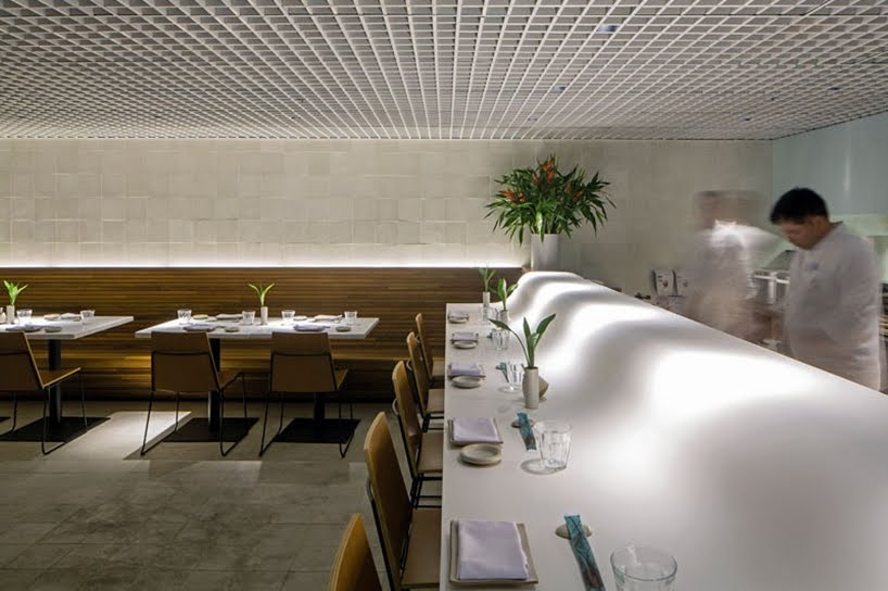 Este restaurante envuelve a sus invitados en cálida madera que recubre las paredes y el techo