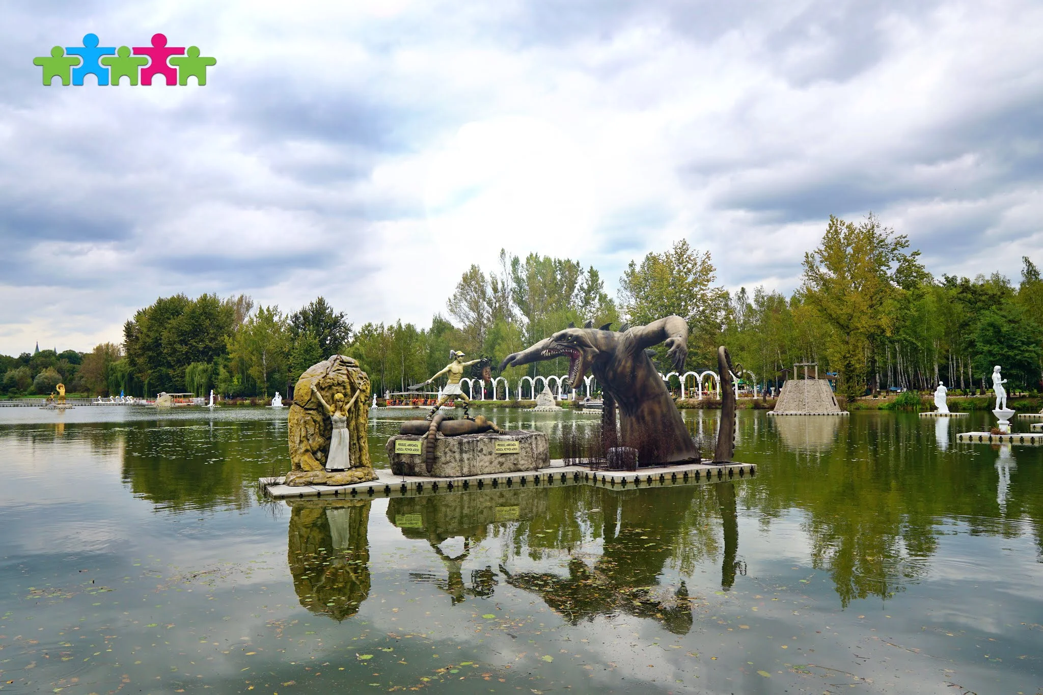 Zatorland w Zatorze - park rozrywki z ruchomymi dinozaurami, ogromnymi owadami, mitycznymi stworzeniami i klasycznym lunaparkiem.