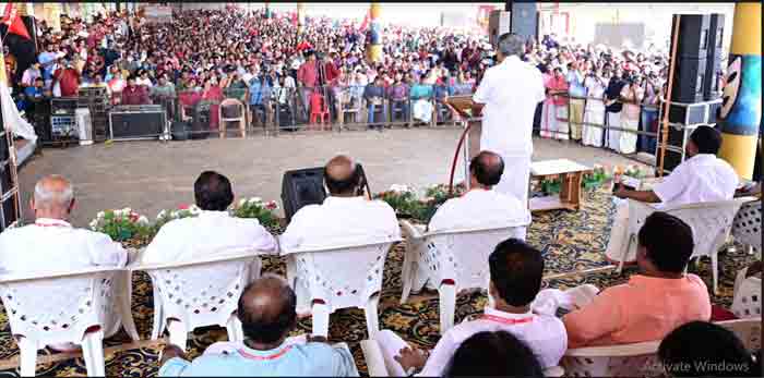 CM Pinarayi Vijayan Criticized Sangh Parivar, Kanhangad, News, Education, Chief Minister, Pinarayi-Vijayan, Children, Kerala