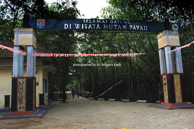 Gerbang selamat datang di Hutan Wisata Payau Tritih Cilacap.