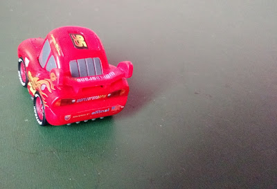Miniatura de vinil estático (rodas não rodam) do carro Relampago Mcqueen  do desenho Carros Disney 4,5cm de comrpimento  R$ 6,00
