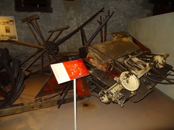 2018.07.01-035 moissonneuse lieuse dans le musée