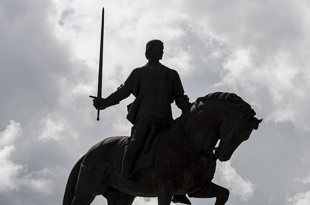 Estatua de guerrero a caballo.