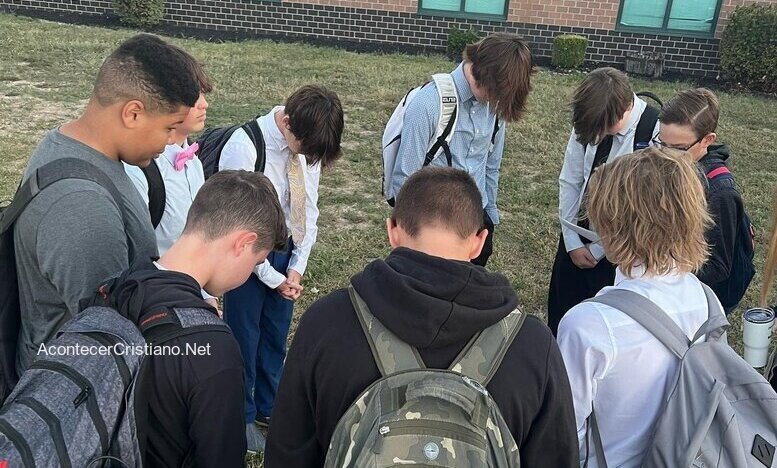 Alumnos orando en escuela de Estados Unidos