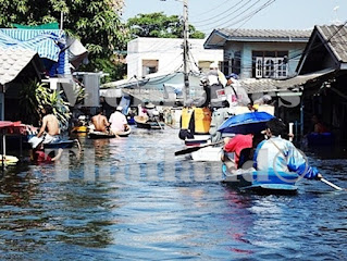 Traffic with small boats in the Thai villages