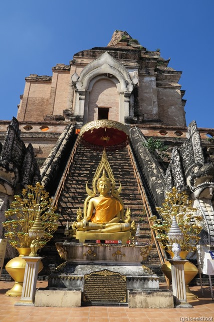 The great stupa at the middle of the Wat Chedi Luang temple complex 