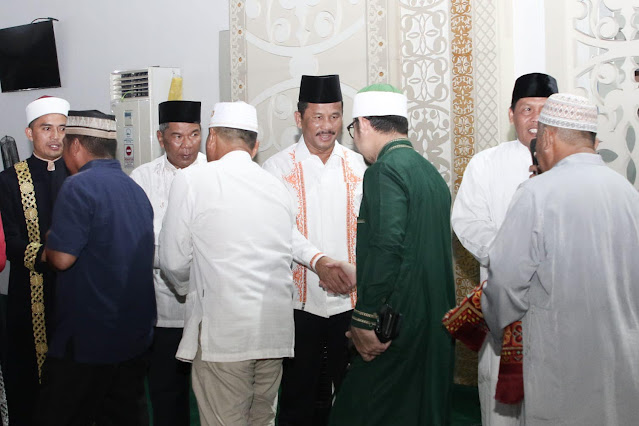 Walikota Rudi Tarawih Perdana di Masjid Sultan Mahmud Riayat Syah