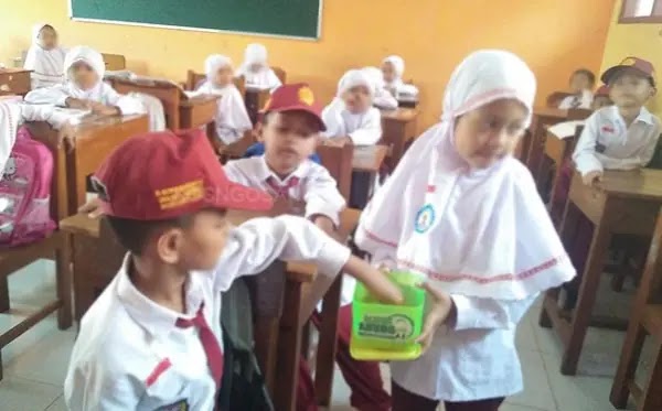 30 Contoh Perilaku Amal Saleh di Lingkungan, Sekolah