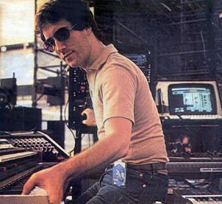 Larry Fast con sus sintetizadores durante la etapa norteamericana de apoyo al cuarto álbum de Peter Gabriel en 1982-83