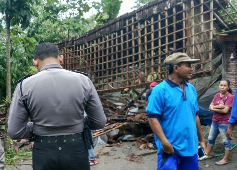 Puting beliung di Ngawi merobohkan satu rumah warga