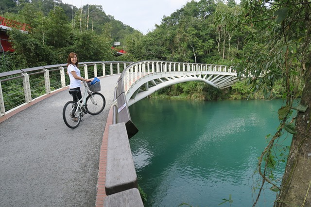 The 54m long and 3m wide steel curvy Yongjie Bridge. 