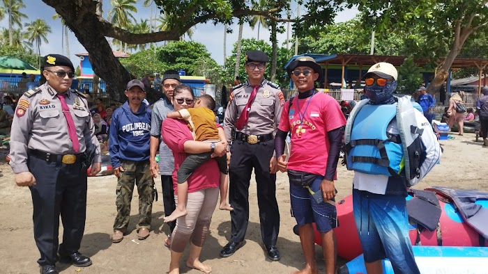 Ditpamobvit Polda Banten Berhasil Pertemukan Anak Terpisah dengan Ortunya di Pantai Anyer