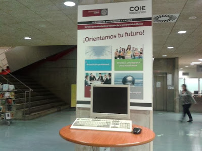 Punto de información del COIE en la Biblioteca General de la UM.