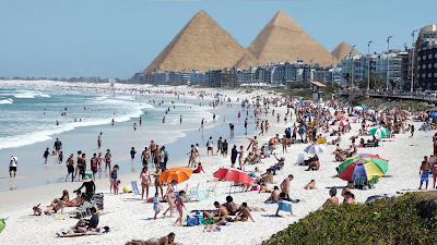 Foto da maior praia de Cabo frio com pirâmides atrás