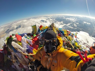 6.Dean Carriere memanfaatkan momment selfie di puncak gunung Everest yang merupakan gunung tertinggi di dunia