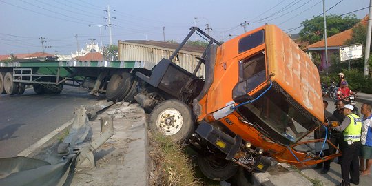 Tak Kuat Menanjak, Truk Trailer Pembawa Kayu Lapis Terguling