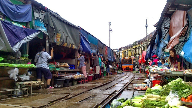 Mercado sobre las vías del tren en Bangkok, Mae Klong