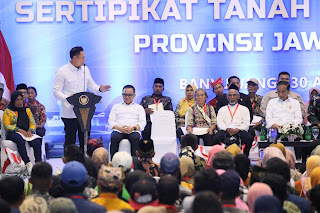 Menteri AHY Dampingi Presiden Joko Widodo Serahkan 10.323 Sertipikat Tanah untuk Masyarakat Banyuwangi