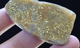 partículas de ouro anexado no quartzo