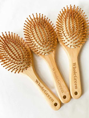 Sus cerdas con puntas redondeadas (también de bambú) ayudan a minimizar el frizz y además, distribuye de raíz a puntas la grasa natural de tu cabello aportando mayor nutrición