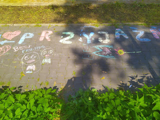 Kolorowy napis przyjaźń narysowany kredą na chodniku