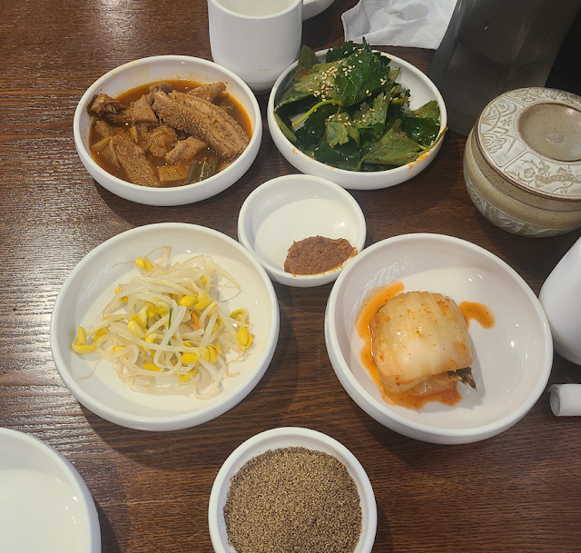 흑염소내장-콩나물-김치-겉절이