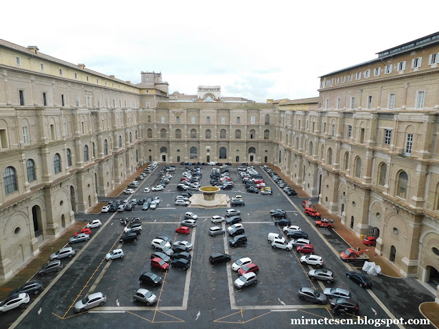 Ватиканские музеи - внутренний двор Библиотеки Ватикана